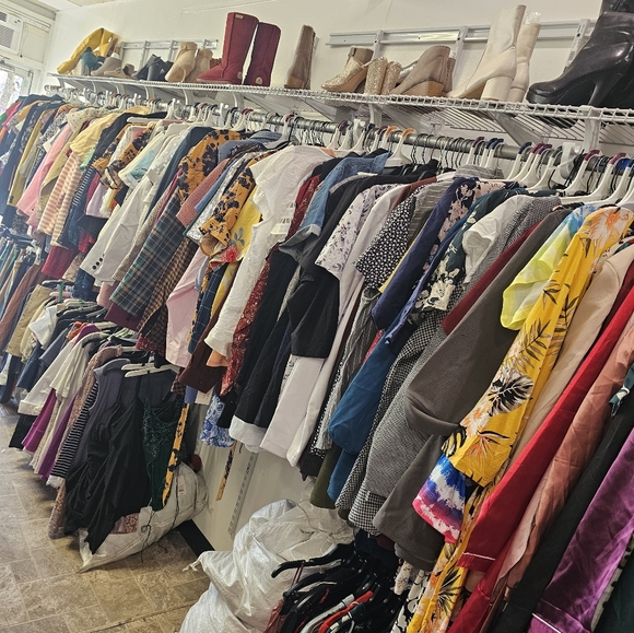 1 TO 99 Target GAP, EDDIE BAUER, LEVI, PUMA, DKNY, Adidas, AND MORE Pallets - Picture 3 of 4